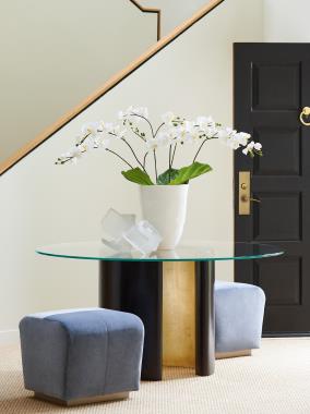 Room Scene: HC3040-70 Ray Pedestal shown in optional Kohl finish with interior in Patina finish shown with HC3042-12 Ray Round Glass Top and HC3008-53 Marney M2M® Bench shown in
optional Moonstone paint and in fabric HC211-33.